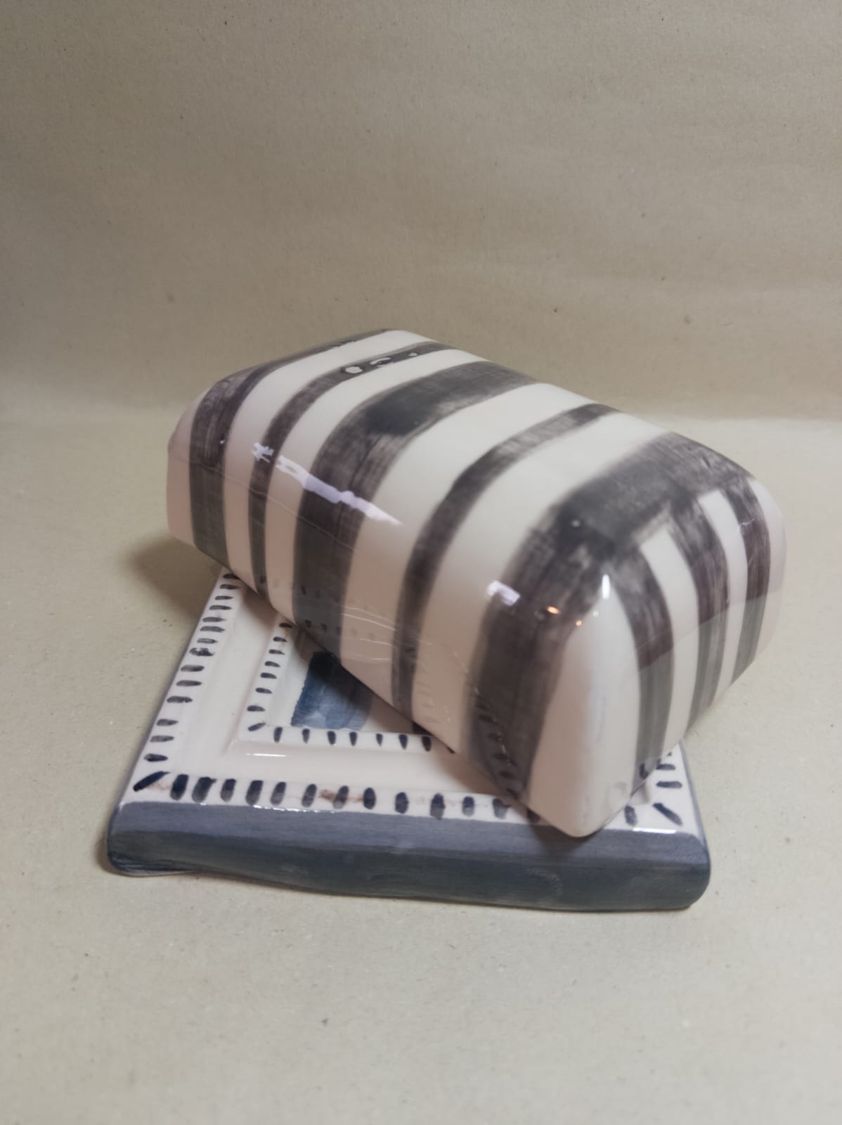 Mantequillera rayada gris y blanco