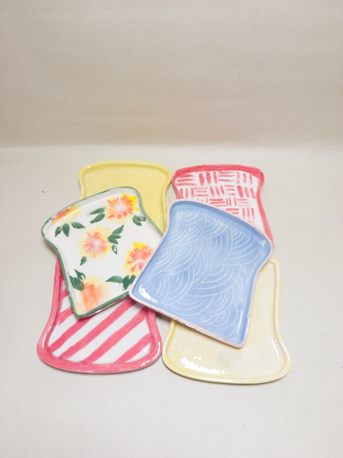 Platos forma de tostada decorados