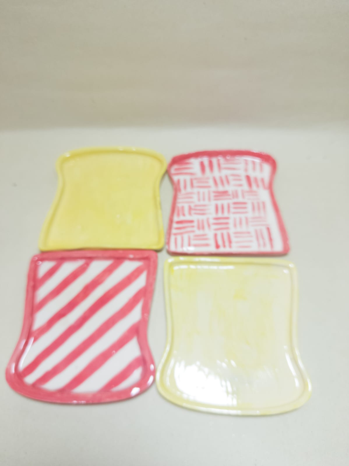 Platos tostada amarillos y rosa