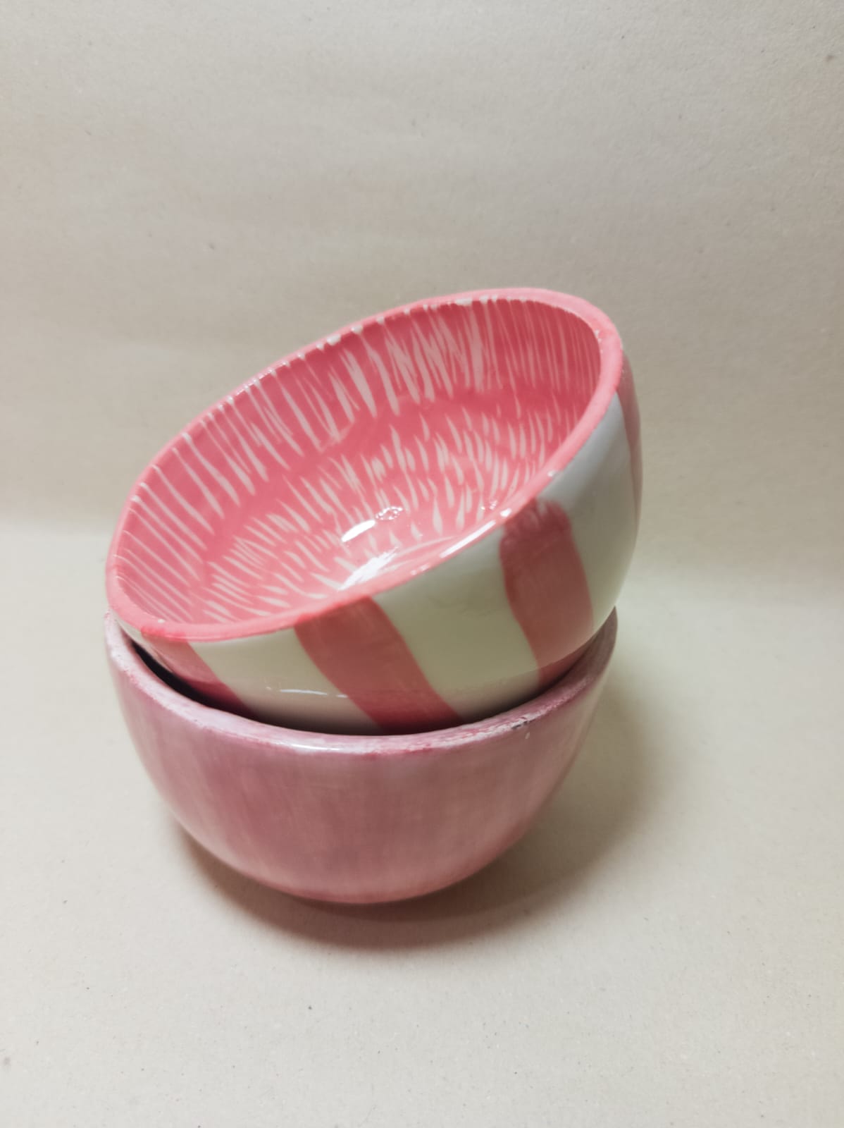Bowls apilados rosa y blanco