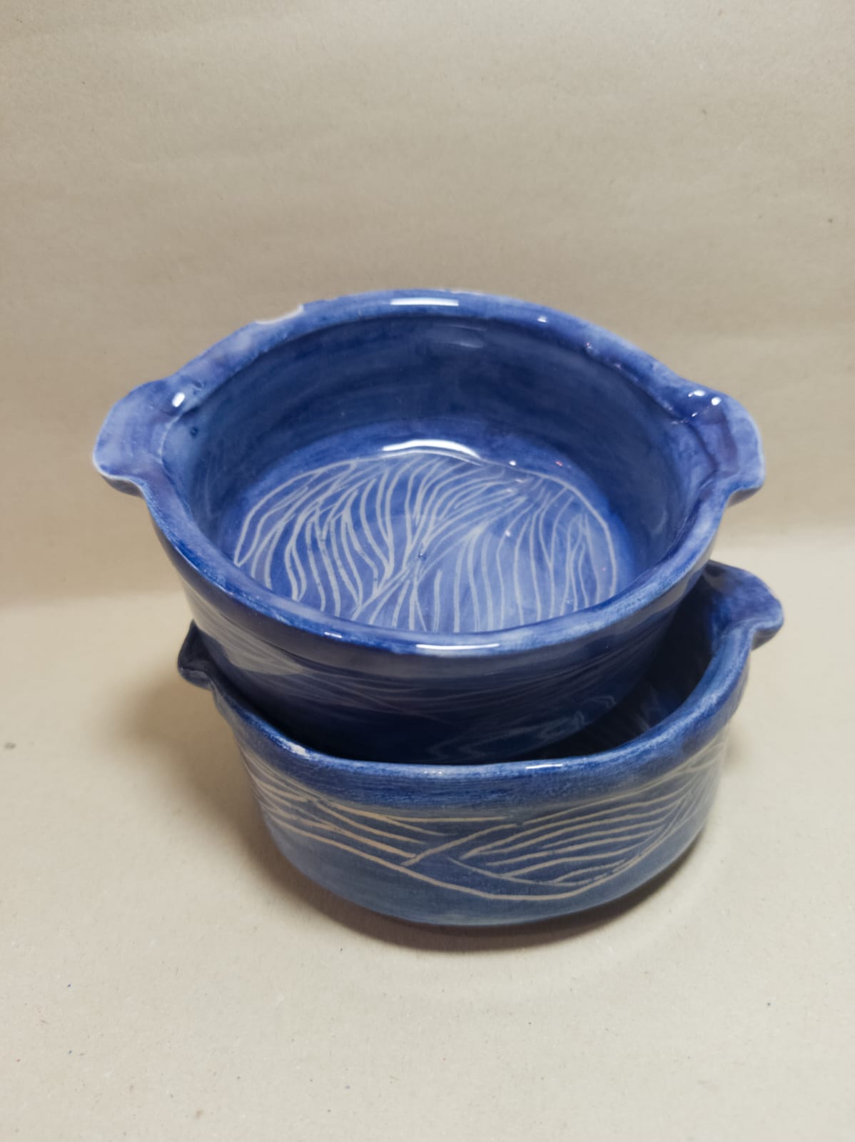 Cazuelas azules esgrafiadas