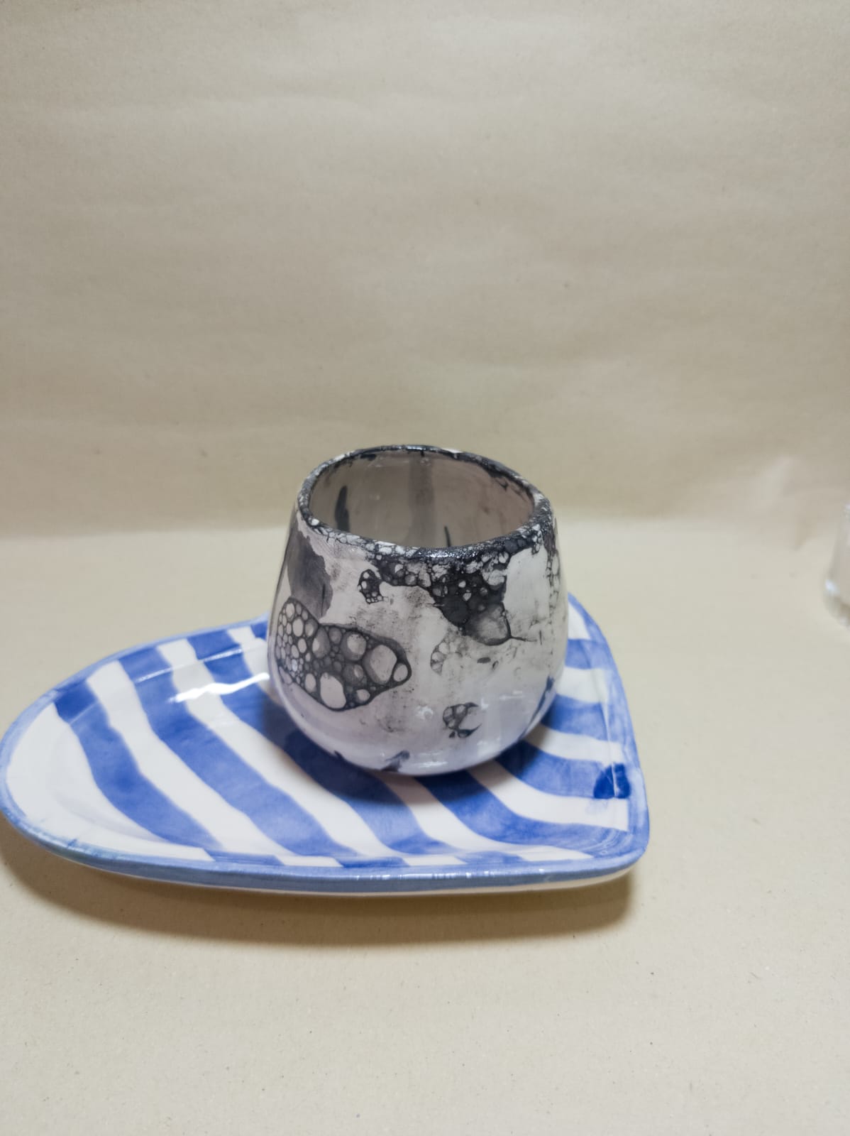 Vaso burbujas con plato rayado