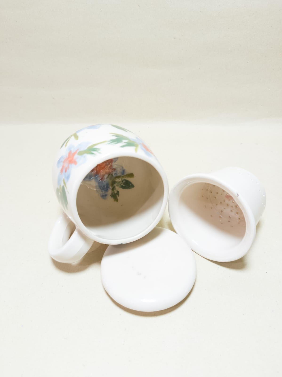 Taza y tetera con flores