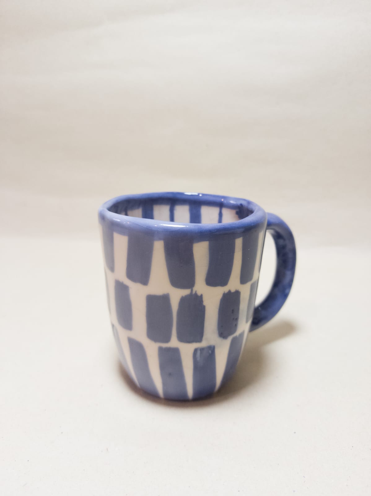 Taza trazos azul indigo